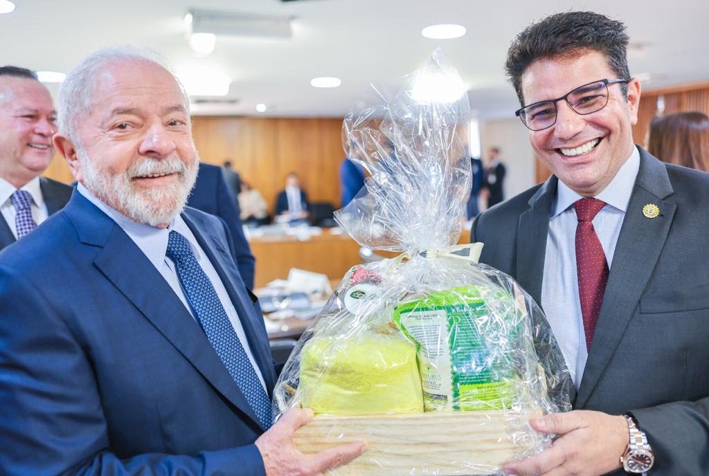 Gladson presenteia Lula com cesta de produtos acreanos